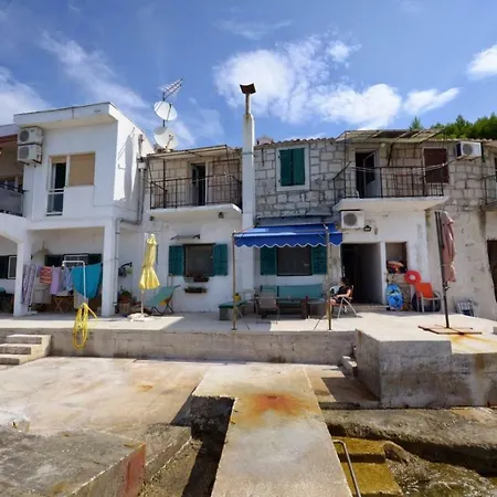 Apartman Gajine شقة
